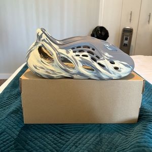 *SOLD* Mxt Moon Grey Yeezy Foam Runners